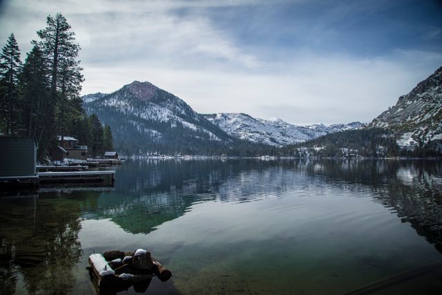 Lago rodeado de montañas nevadas y bosques durante el invierno en Estados Unidos.