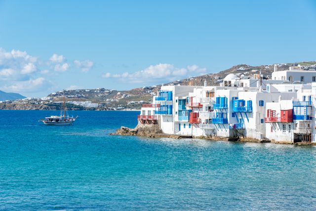 Little Venice en Mykonos, Grecia, con casas blancas y balcones de colores frente al mar Egeo