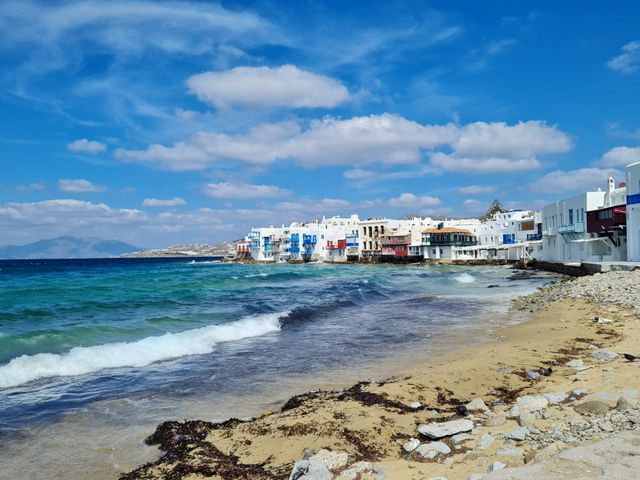 Costa de Little Venice en Mykonos, Grecia, con casas blancas frente al mar Egeo