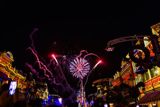 Fuegos artificiales sobre Cinderella Castle y Main Street U.S.A. durante una noche de Navidad en Magic Kingdom, Walt Disney World.
