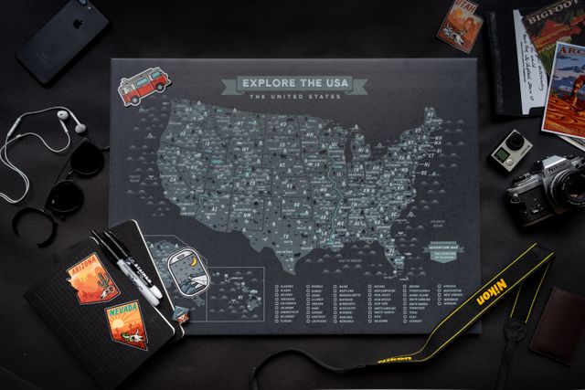 Mapa de destinos para viajar por Estados Unidos en invierno Mapa de Estados Unidos rodeado de accesorios de viaje, ideal para planificar destinos de invierno con nieve o clima cálido.
