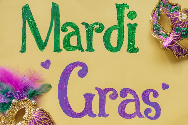Cartel de Mardi Gras con máscaras de carnaval en colores verde, morado y dorado.
