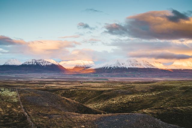 Montañas nevadas de Islandia según la época del año Montañas cubiertas de nieve en Islandia bajo la luz del atardecer, un paisaje típico de los meses fríos.