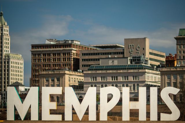 Cartel de Memphis frente a edificios del centro de la ciudad en Tennessee, Estados Unidos
