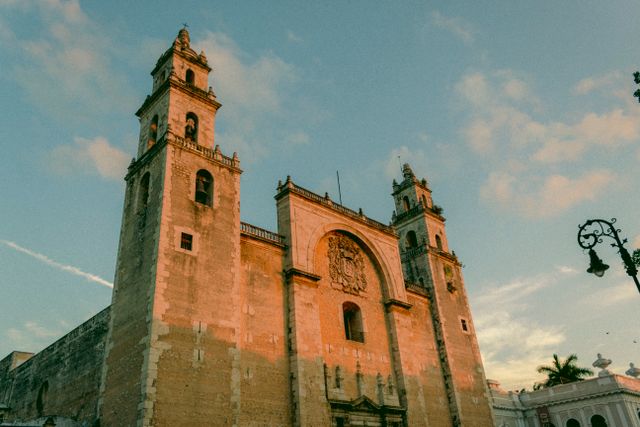 Mérida, destino familiar y económico en Yucatán Catedral de Mérida, en Yucatán, durante el atardecer, uno de los atractivos históricos para visitar en familia en México.