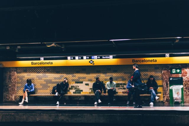 Estación Barceloneta del metro de Barcelona Pasajeros esperando en el andén de la estación Barceloneta del metro de Barcelona.