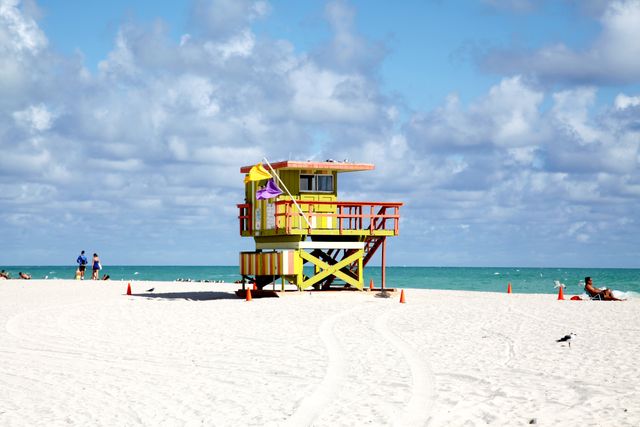 Miami Beach, destino cálido para el invierno en Estados Unidos Playa de Miami Beach, Florida, con torre de guardavidas y mar turquesa durante un día soleado.