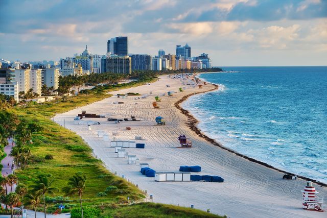 Vista panorámica de Miami Beach con su extensa playa, hoteles y el océano Atlántico en Florida.