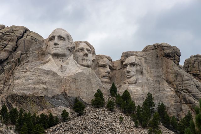 Vista del Monte Rushmore con los rostros de cuatro presidentes de Estados Unidos tallados en la montaña de Dakota del Sur.