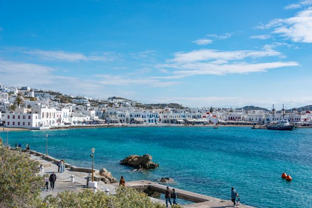 Vista de Mykonos Town o Chora junto al puerto y el mar Egeo en Grecia