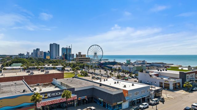 Vista de Myrtle Beach con la rueda panorámica, edificios frente al mar y la costa de Carolina del Sur.