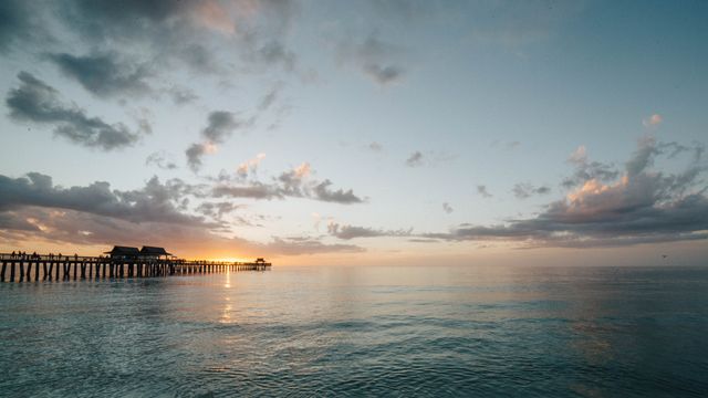 Naples Pier al atardecer en Naples, Florida Naples Pier al atardecer sobre el Golfo de México, uno de los lugares más conocidos de Naples, Florida.