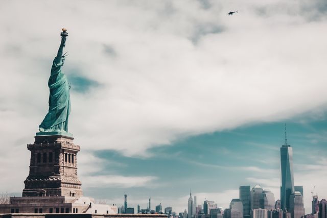 Nueva York entre las ciudades más atractivas del mundo en 2026 Estatua de la Libertad con el skyline de Manhattan y One World Trade Center al fondo en Nueva York.