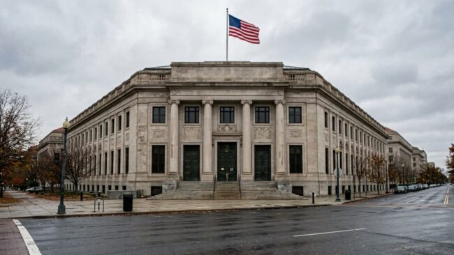 Edificio gubernamental de Estados Unidos con bandera nacional y puertas cerradas durante un feriado federal.
