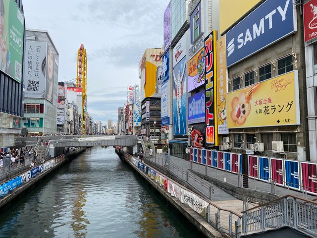 Osaka entre las ciudades más atractivas del mundo en 2026 Canal de Dotonbori rodeado de carteles luminosos y edificios comerciales en Osaka, Japón.