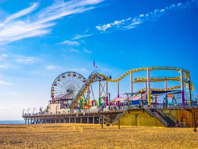 Pacific Park en el Santa Monica Pier con rueda de la fortuna y montaña rusa frente al océano