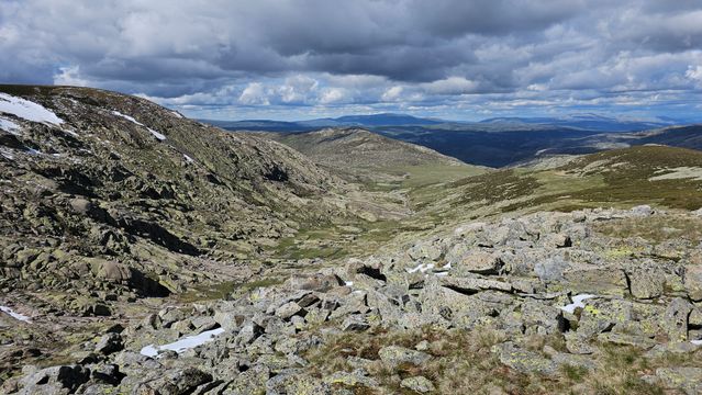 Paisajes de la ruta del jamón ibérico en España Paisaje de montaña en una ruta gastronómica del jamón ibérico por España