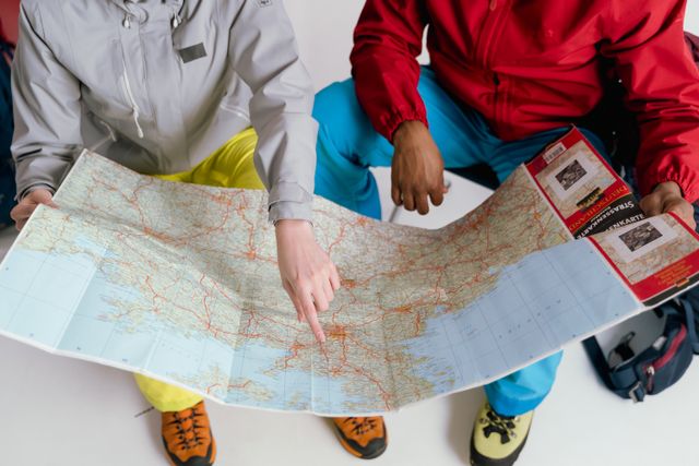 Viajeros consultando un mapa para planificar un viaje internacional