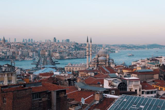 Vista de Estambul junto al Bósforo y el puente de Gálata Vista panorámica de Estambul con mezquitas, el puente de Gálata, el Bósforo y el perfil urbano de la ciudad.