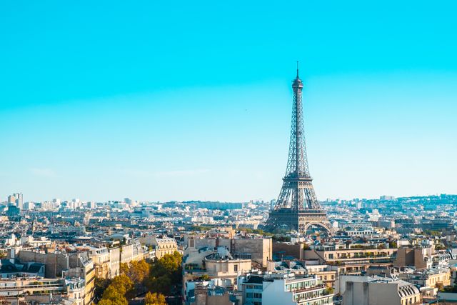 París entre las ciudades más atractivas del mundo en 2026 Vista panorámica de París con la Torre Eiffel destacándose sobre los edificios de la ciudad bajo un cielo despejado.