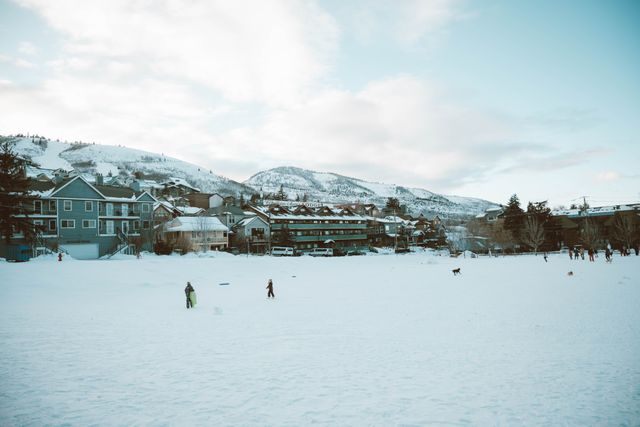 Vista nevada de Park City, Utah, con casas y montañas cubiertas de nieve durante el invierno.