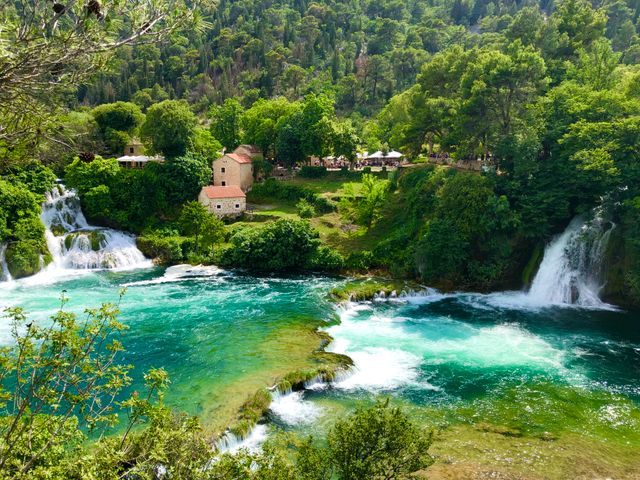 Cascadas y aguas turquesas rodeadas de vegetación en el Parque Nacional Krka, Croacia.