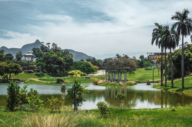 Parque para visitar con niños en Río de Janeiro Parque con lago y áreas verdes en Río de Janeiro, ideal para pasear con niños y disfrutar de un plan al aire libre en familia.