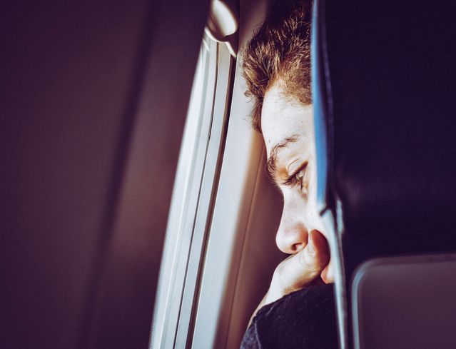WiFi e Internet para pasajeros durante un vuelo Pasajero sentado junto a la ventanilla de un avión durante un vuelo