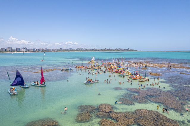 Piscinas naturales de Brasil en enero y febrero de 2027 Piscinas naturales de aguas turquesas con jangadas y turistas en el nordeste de Brasil