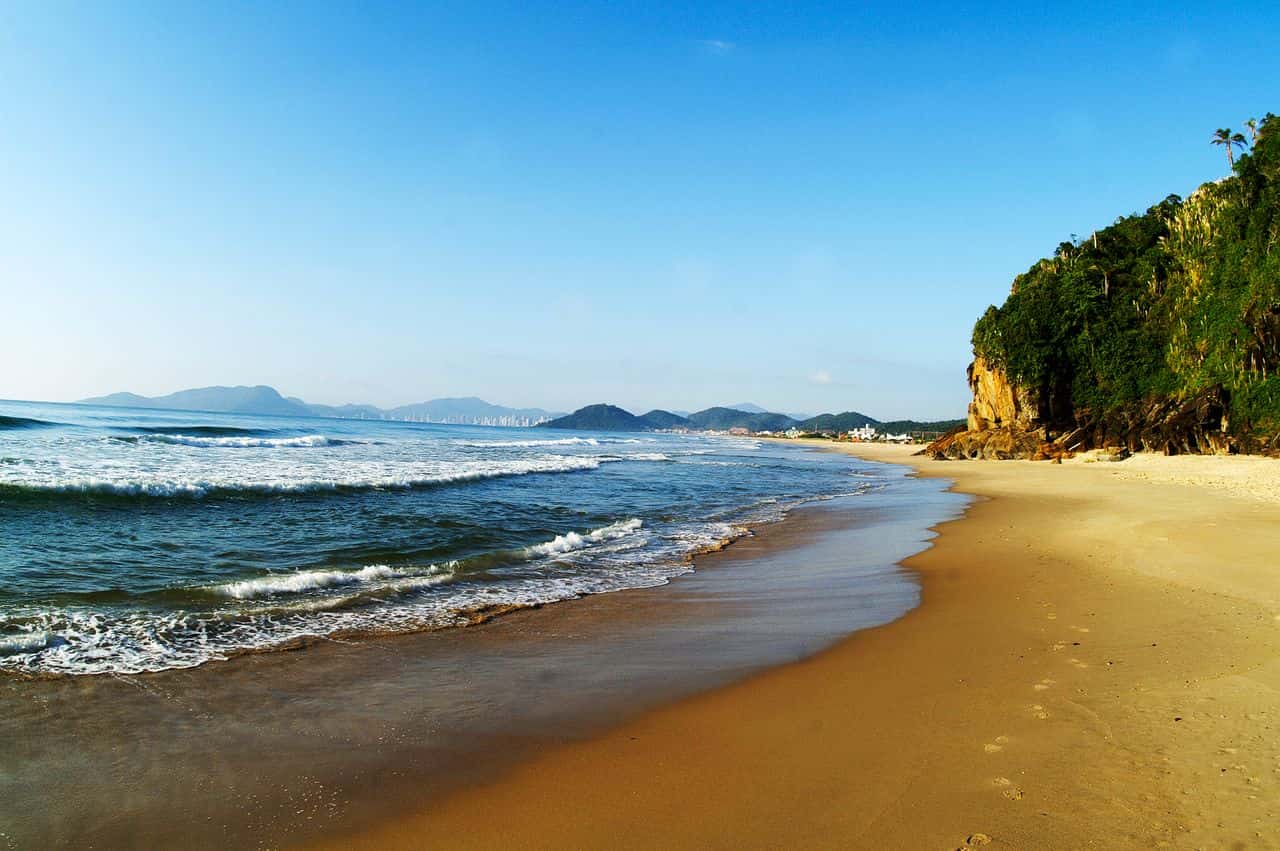Playa de Brasil con arena dorada, mar y vegetación tropical durante el verano