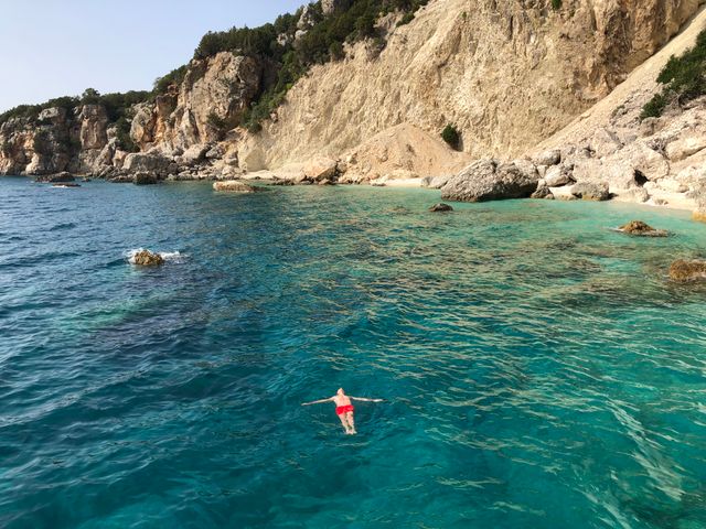Costa y playas de Ítaca en el mar Jónico Costa rocosa de Ítaca, Grecia, con aguas turquesas del mar Jónico