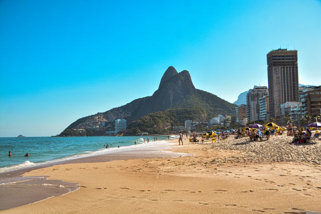 Playa de Leblon en Río de Janeiro: viajar a Brasil en enero o febrero Playa de Leblon en Río de Janeiro, Brasil, con el Morro Dois Irmãos al fondo