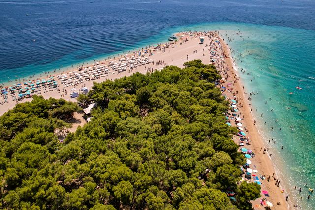 Vista aérea de la playa Zlatni Rat, en la isla de Brač, llena de visitantes durante el verano en Croacia.
