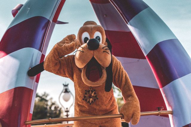 Pluto saludando a los visitantes en Walt Disney World, Orlando, durante una actividad con personajes de Disney.