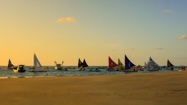 Jangadas y pequeñas embarcaciones frente a la playa de Porto de Galinhas al atardecer, en Pernambuco, Brasil.