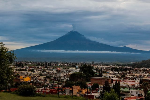 Vista de Puebla, México, uno de los destinos culturales y económicos para viajar en familia.