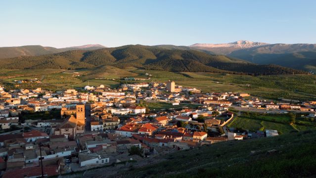 Pueblos de Extremadura en la ruta del jamón ibérico Pueblo de Extremadura rodeado de sierras en la ruta del jamón ibérico