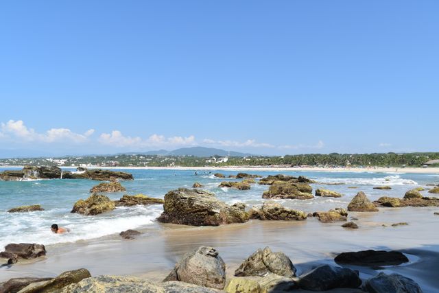 Vista de Puerto Escondido, en Oaxaca, uno de los destinos de playa más atractivos y accesibles para viajar en familia en México.