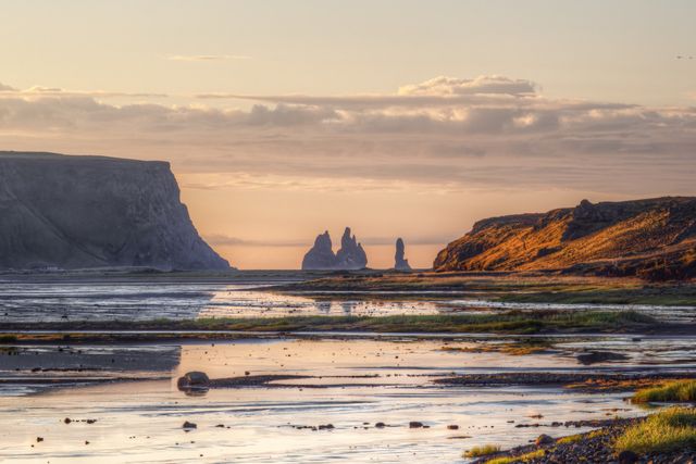Formaciones rocosas de Reynisdrangar frente a la costa de Vík, en el sur de Islandia, durante el atardecer.
