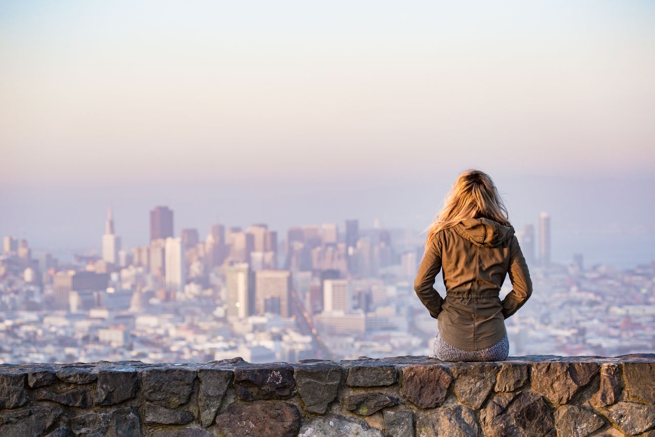 Viajera observando el skyline de San Francisco, California, desde un mirador elevado sobre la ciudad.