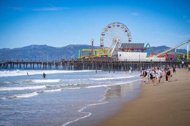 Playa de Santa Monica con el Santa Monica Pier y su rueda de la fortuna en California