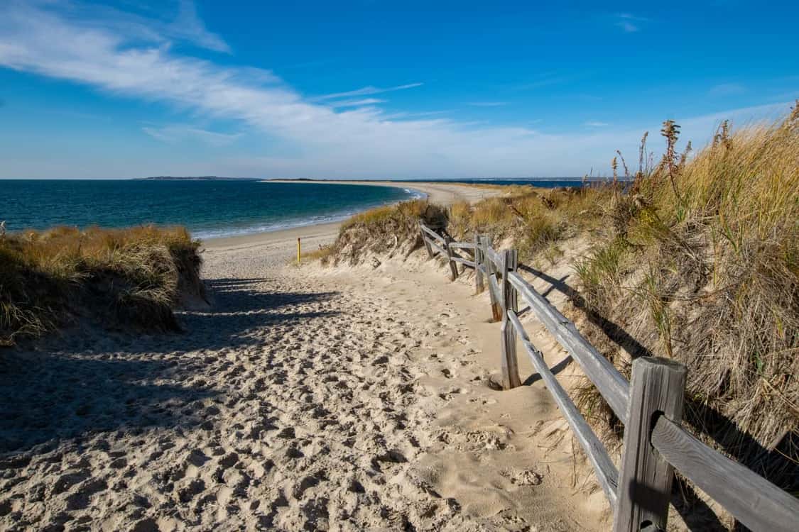 Sendero de arena entre dunas que conduce a una playa de Cape Cod, en Massachusetts.