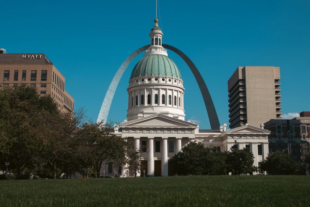 St. Louis entre los destinos familiares baratos de Estados Unidos en 2026 Vista del Old Courthouse de St. Louis con el Gateway Arch elevándose al fondo bajo un cielo despejado.