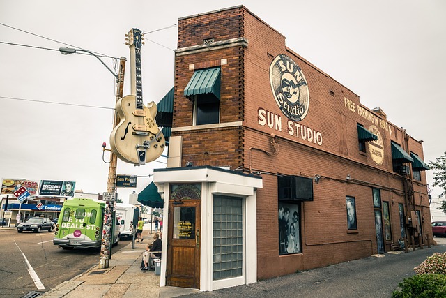 Fachada de Sun Studio en Memphis, Tennessee, histórico estudio vinculado a Elvis Presley y al nacimiento del rock and roll