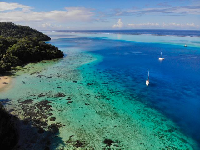Vista aérea de Tahití en la Polinesia Francesa con laguna turquesa y veleros