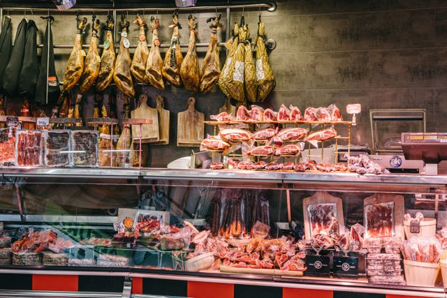 Tienda de jamón ibérico y embutidos tradicionales en España