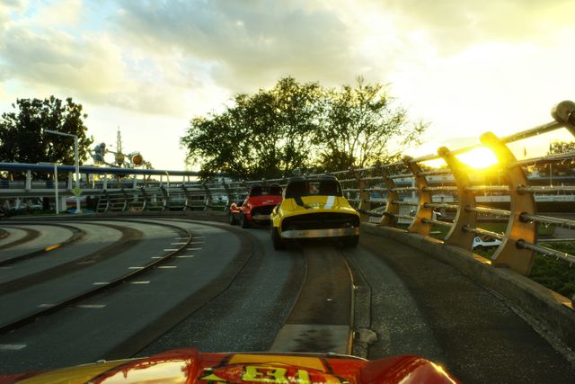 Autos de Tomorrowland Speedway en Magic Kingdom, Walt Disney World, durante una tarde soleada en Orlando.