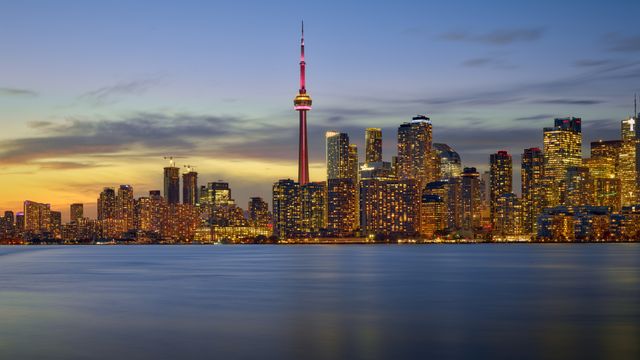 Skyline de Toronto, Canadá, con la CN Tower al atardecer