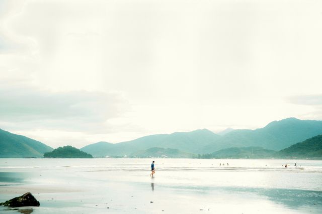 Ubatuba, Brasil: playa y tranquilidad para vivir después de jubilarse Playa de Ubatuba, Brasil, rodeada de montañas y vegetación tropical