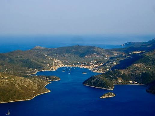 Vista aérea de Vathy, capital de Ítaca, con su bahía en el mar Jónico